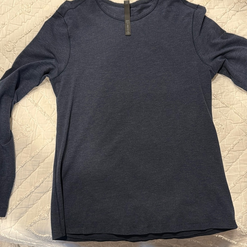 Mens Lulu lemon size medium long sleeve tee